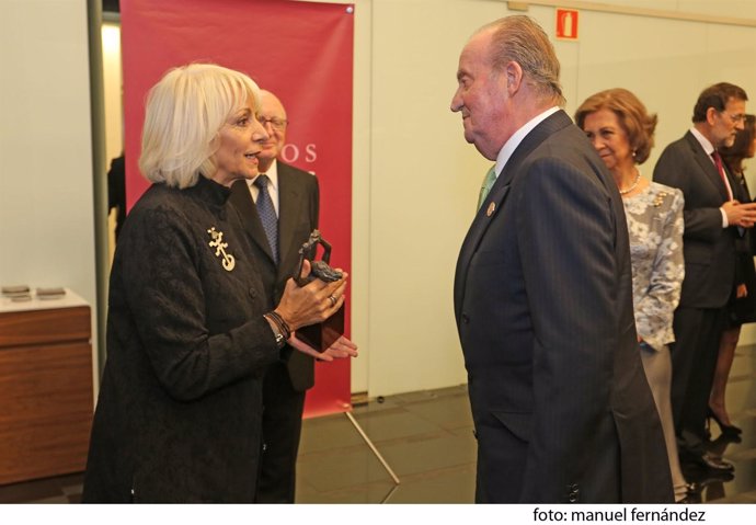 Teófila Martínez entrega el Premio a don Juan Carlos I