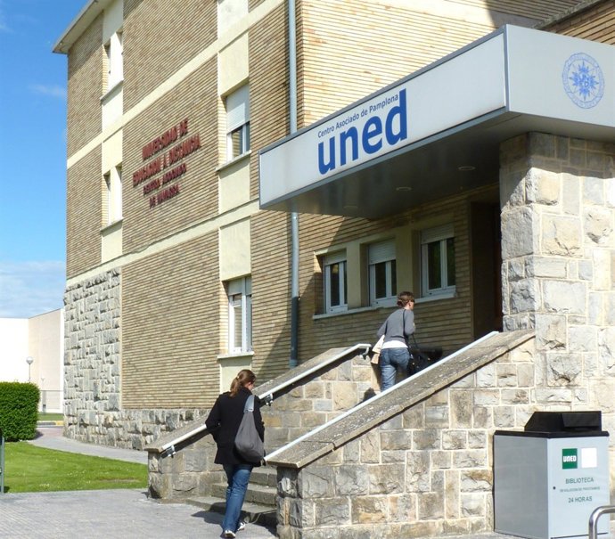 Fachada de la UNED Pamplona.