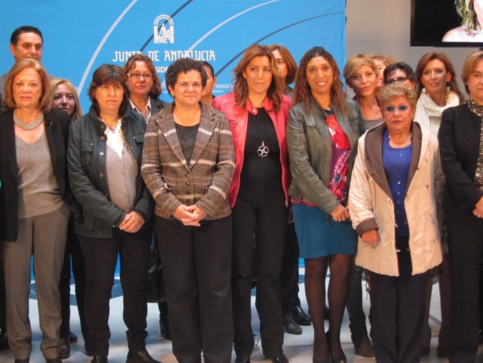 La consejera de Presidencia e Igualdad, Susana Díaz, con un grupo de mujeres