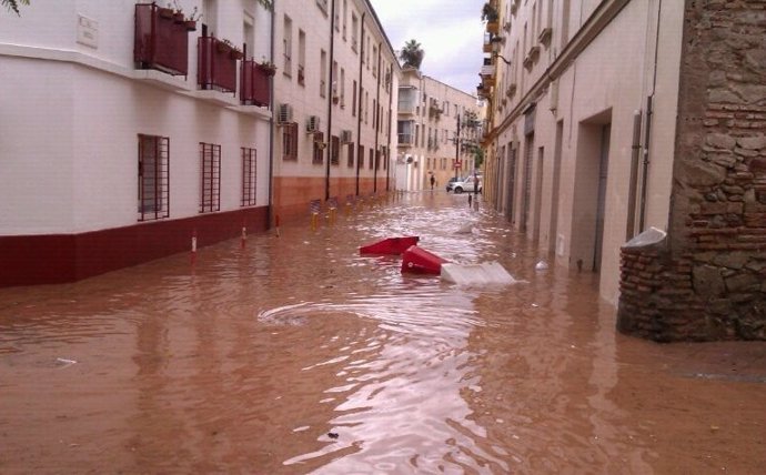Calle inundada por las fuertes lluvias en Málaga capital