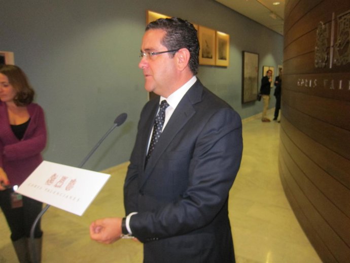 Bellver Atiende A Los Medios En Las Corts