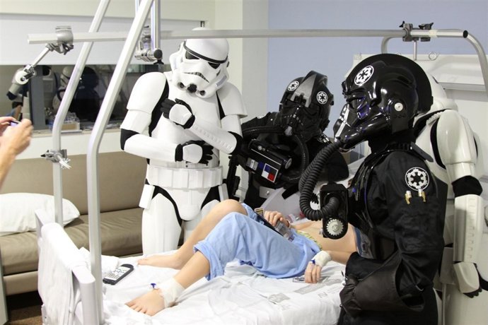 Personajes De Star Wars Visitan A Un Niño Hospitalizado