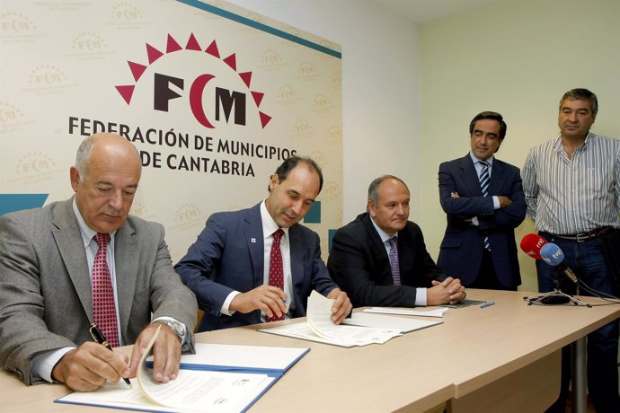 Imagen de archivo de Diego Y Vélez firmando un convenio