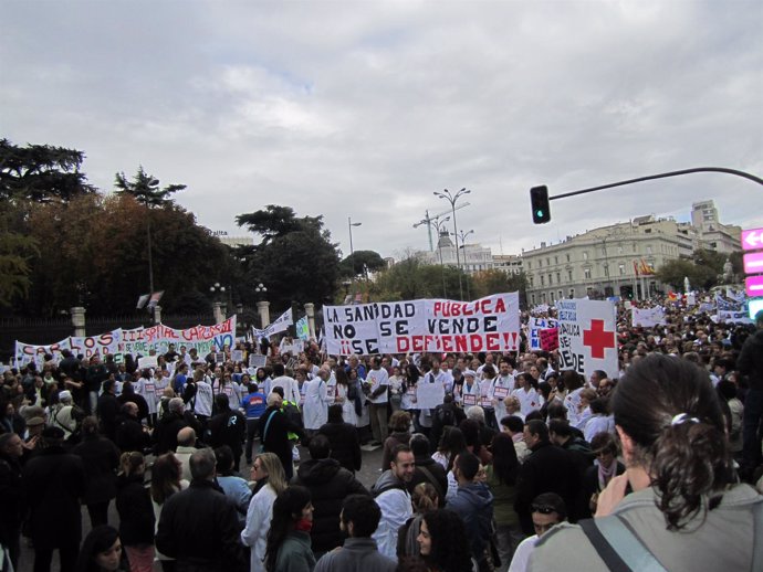 Los sanitarios a su paso por Cibeles.