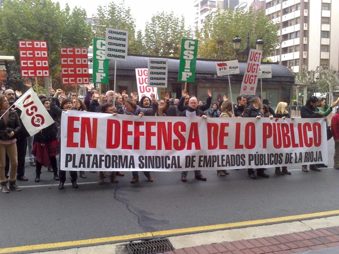 Manifestación de empleados públicos frente a la Delegación del Gobierno