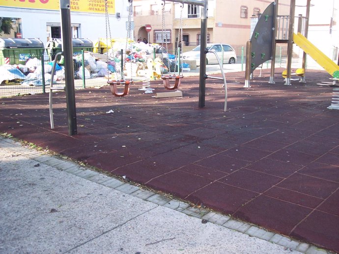 Parque infantil durante la huelga de basura de Jerez