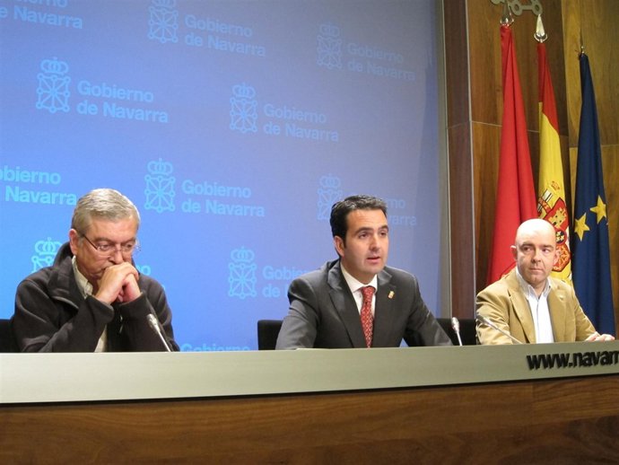 Angel Iriarte, de Cáritas, el consejero Alli, y Joaquín Mencos, de Cruz Roja.