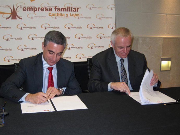 Rafael Barbero y Gerardo Gutiérrez, durante la firma del convenio.
