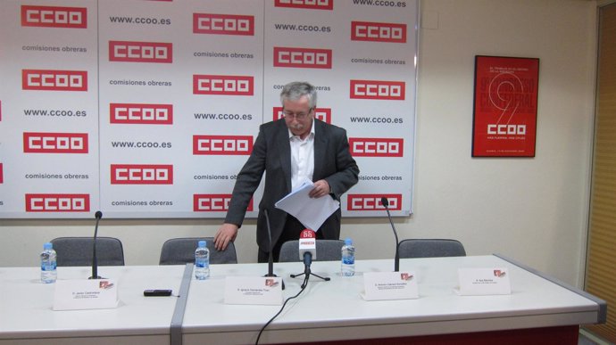 Fernández Toxo toma asiento antes de presentar el congreso virtual de FSS-CCOO