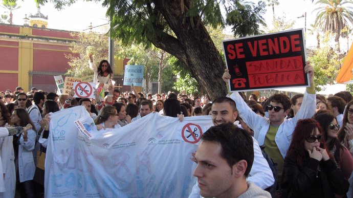 Sanitarios residentes andaluces protestan por los recortes