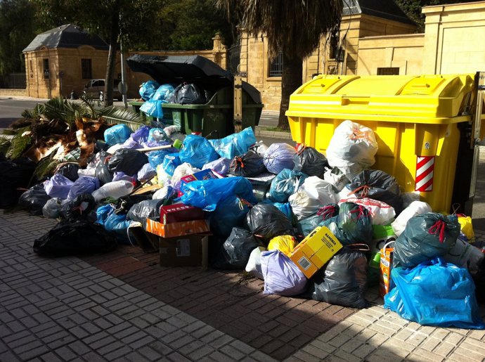 Acumulación de basura en las calles del centro de Jerez