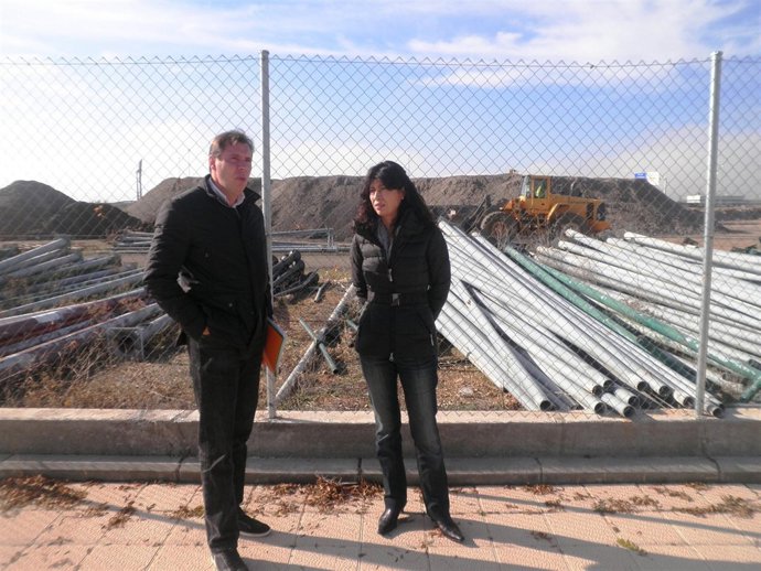 Oscar Puente y Ana Redondo, ante la parcela utilizada como vertedero.    