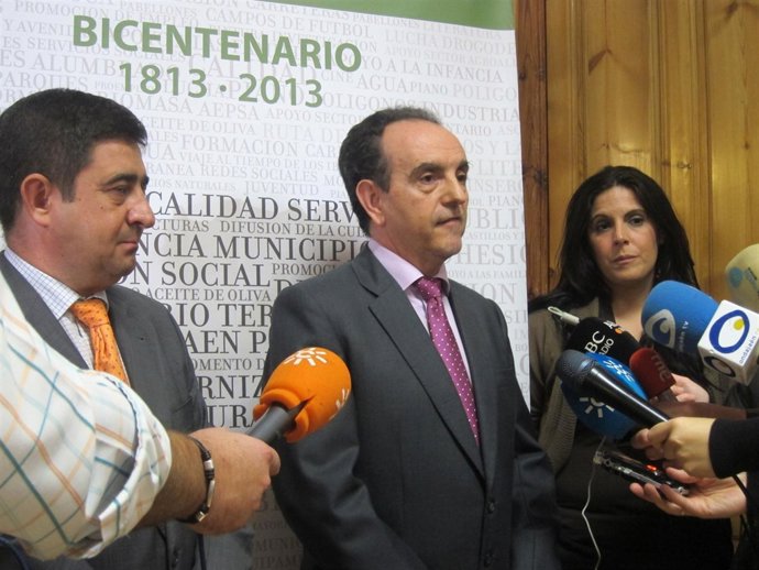 Rafael Rodríguez (c), junto a Francisco Reyes y Ángeles Férriz.