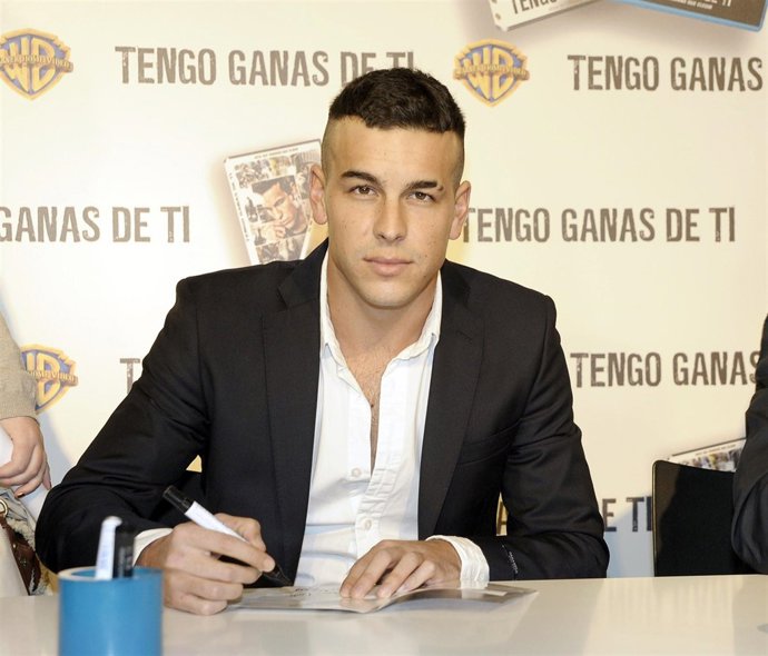 Mario Casas durante una firma