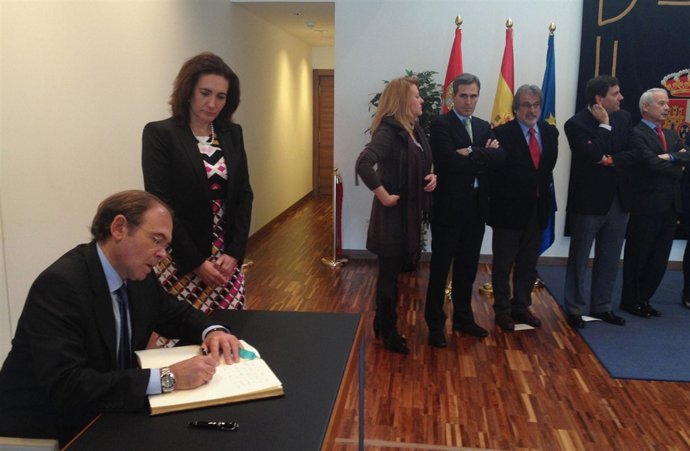 Pío García-Escudero firma en el libro de honor de las Cortes de Castilla y León