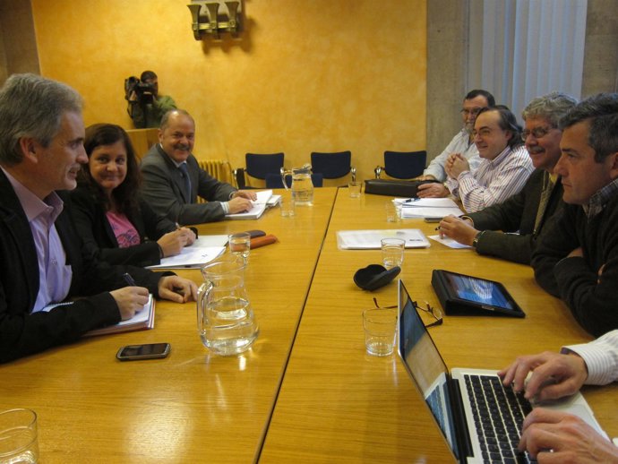 Representantes del Sespa (izquierda) y Simpa, al inicio de la reunión.
