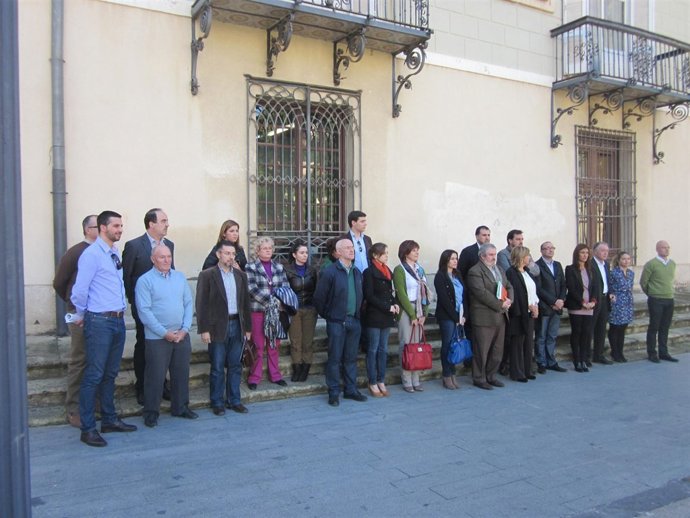 Minuto de silencio a las puertas del Ayuntamiento de Orihuela
