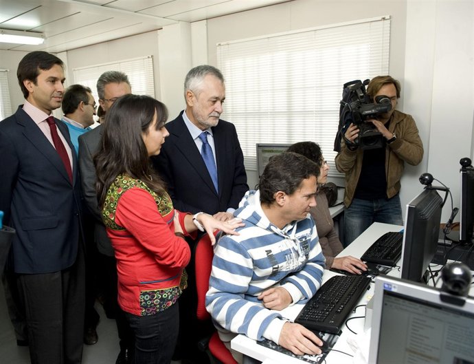 Griñán durante su visita al CAPI de Puente Genil (Córdoba)