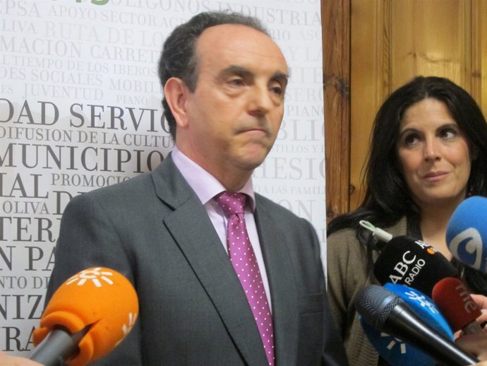 Rodríguez y la reponsable de Turismo de la Diputación de Jaén, Ángeles Férriz.