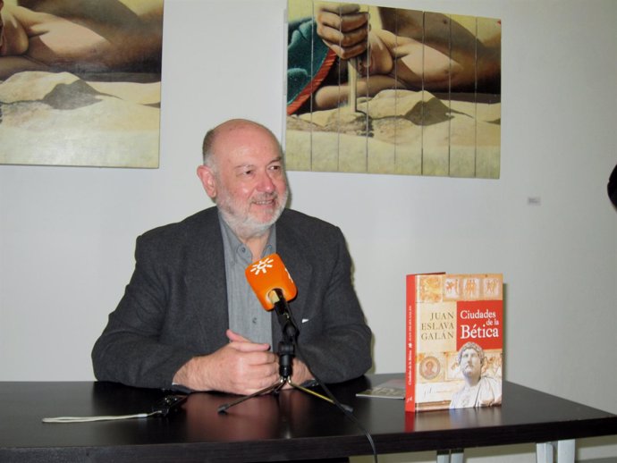 El escritor Juan Eslava Galán en Sevilla