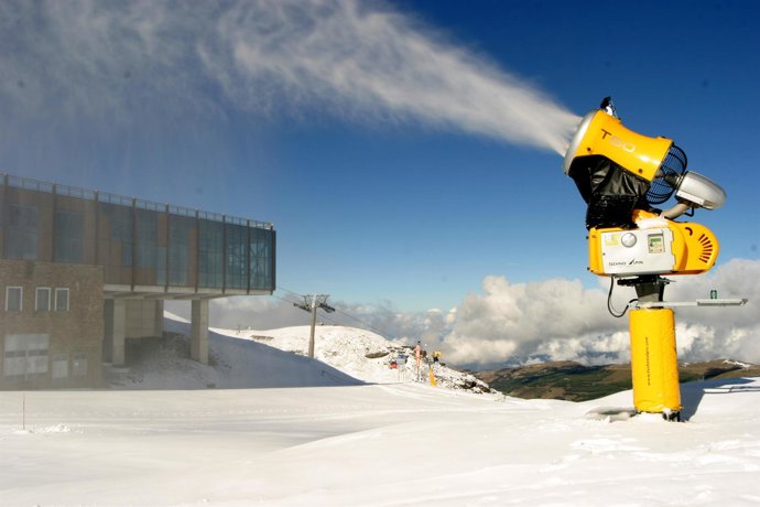 Cañones de producción artificial de nieve en Sierra Nevada