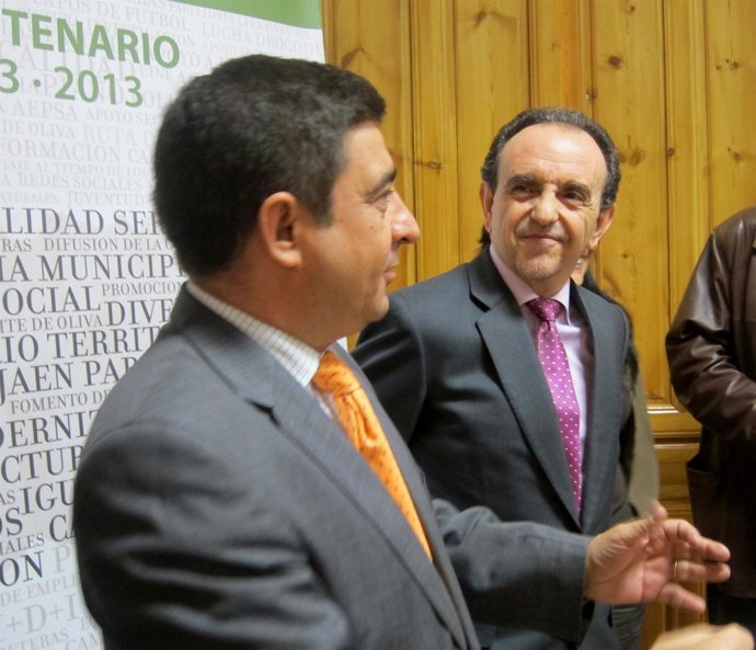 El consejero de Turismo, Rafael Rodríguez, atiende a Fracisco Reyes.