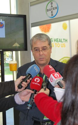 El Representante De Bayer Cropscience, Jordi Fullana, Presenta Los Productos.