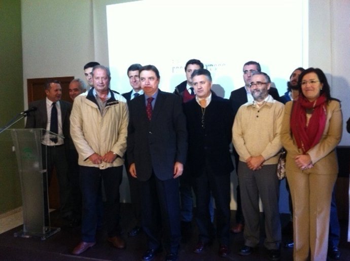 El consejero Luis Planas, con agentes sociales vinculados a la dehesa