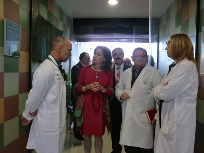 Montero visita una consulta en Abrucena