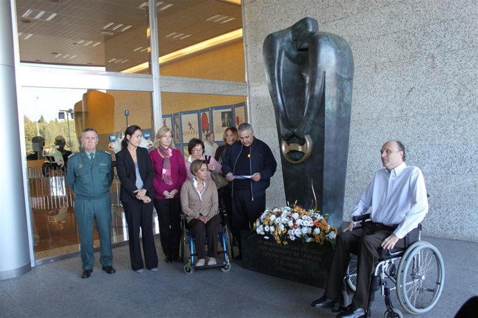 Ofrenda floral de víctimas en la DGT