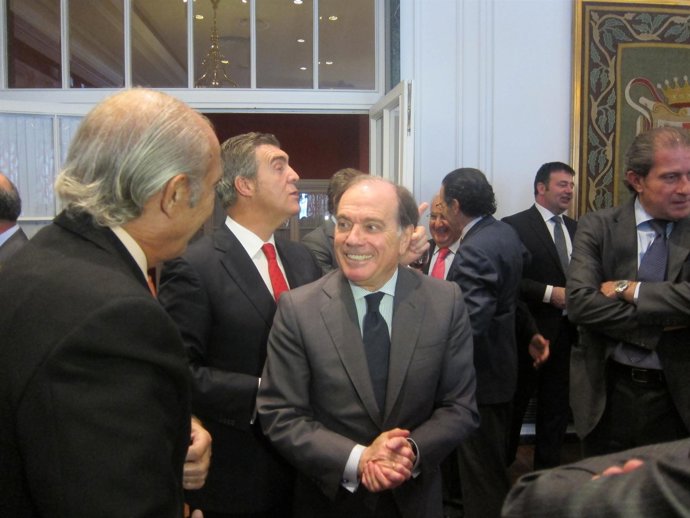 Tomás Villanueva, saluda a varios empresarios de León 