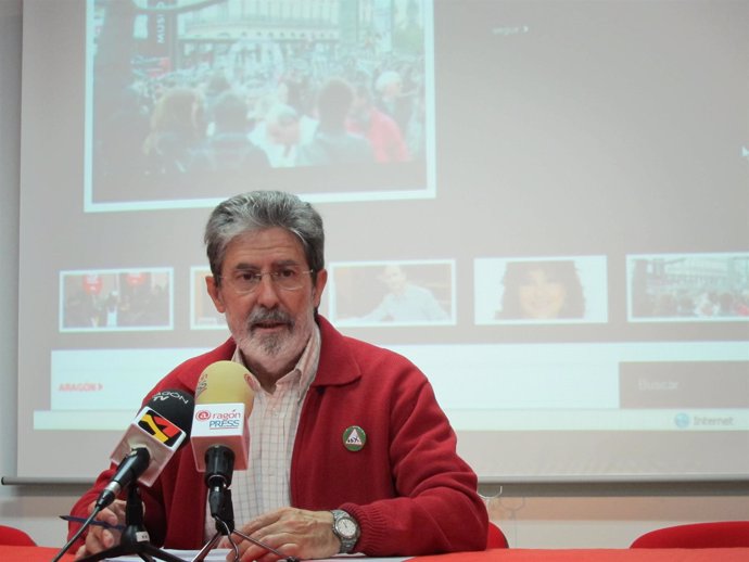 El coordinador general de IU-Aragón, Adolfo Barrena