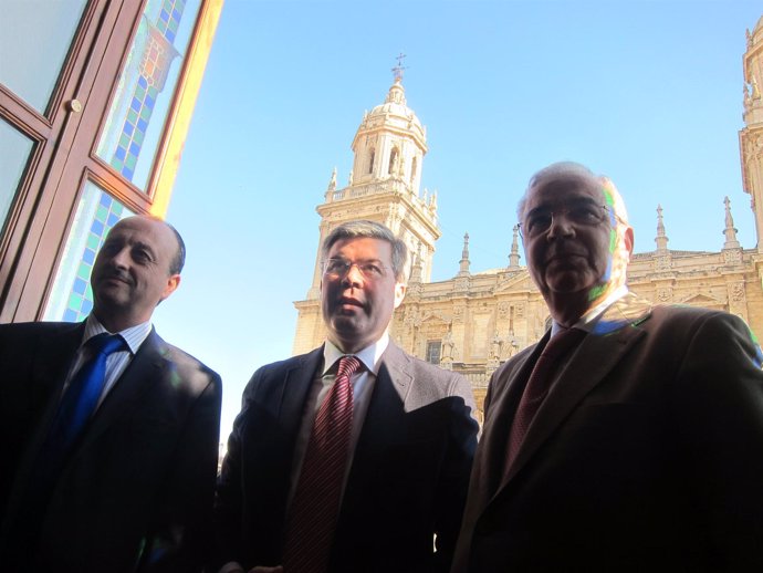 Robles, Fernández de Moya y Marín posan ante la Catedral de Jaén.