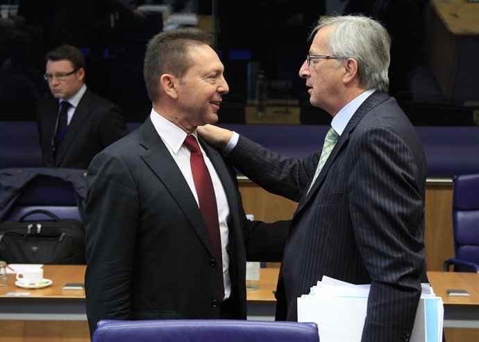 Ministro de finanzas griego Yannis Stournaras y Jean-Claude Juncker