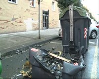 Quemados cuatro vehículos y 10 contenedores de basura así como las persianas de varios pisos en 5 incendios