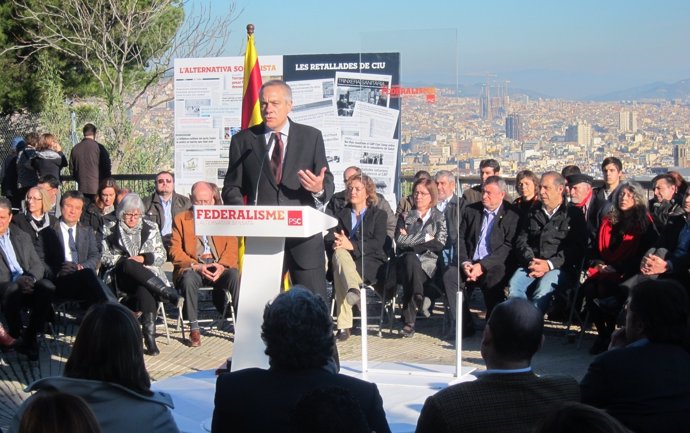 Pere Navarro (PSC), rodeado de alcaldes y concejales socialistas