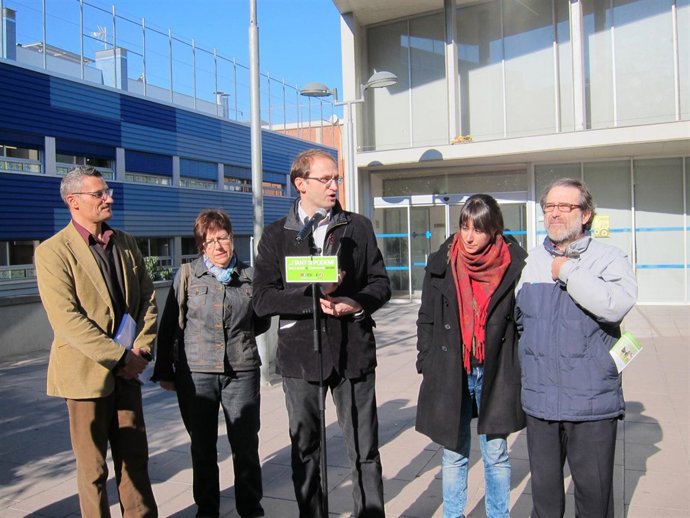 El candidato de ICV-EUiA J.Herrera a las puertas de un CAP en Santa Coloma