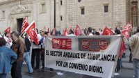 Algo más de medio centenar de empleados de ambulancias se concentran en el SAS por los recortes en el sector