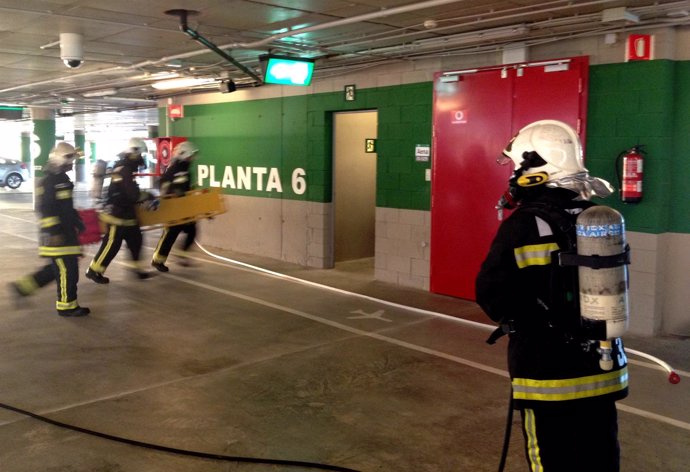 Simulacro de evacuación en el parking del Aeropuerto de Barcelona