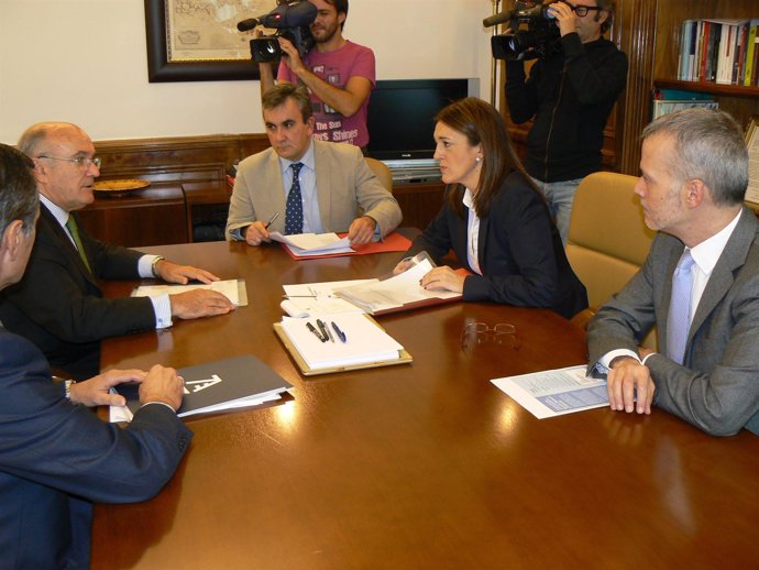 Soraya Rodríguez y Antonio Camacho con el presidente de los abogados españoles