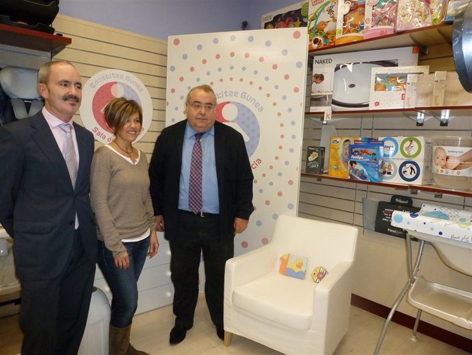 Tontxu Rodríguez y Alfonso García en una sala de lactancia