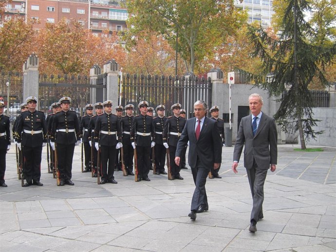 Los ministros de Defensa de España y Portugal pasan revista