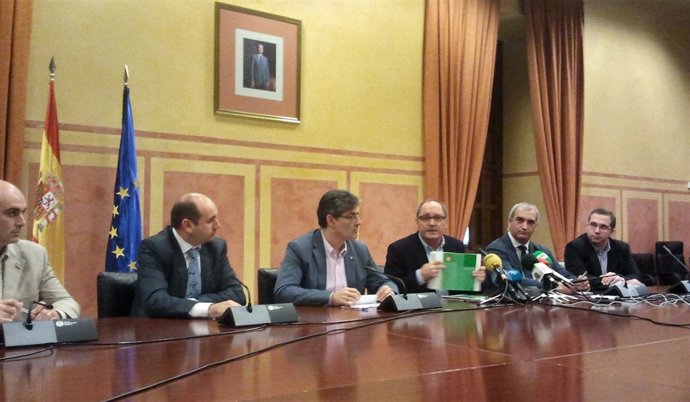 Los partidos firmantes del acuerdo de "refundación" de la FAMP en el Parlamento