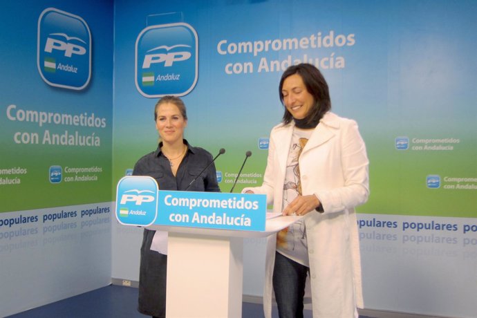 Dolores López y Ana Mestre (PP-A), hoy en rueda de prensa