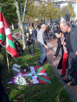Homenaje a Santi Brouard en el monolito de Ametzola.