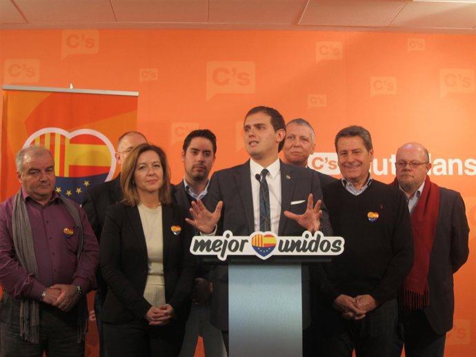 Albert Rivera (C's) acompañado de candidatos de la formación