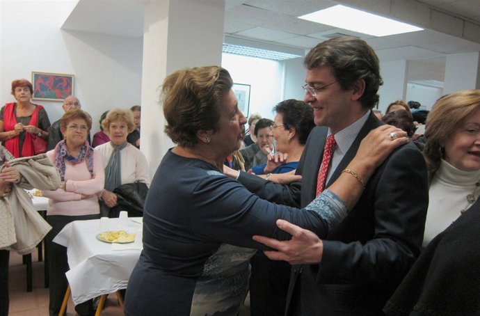 Fernández Mañueco en su visita a la Asociación de Mayores 'La Golondrina'
