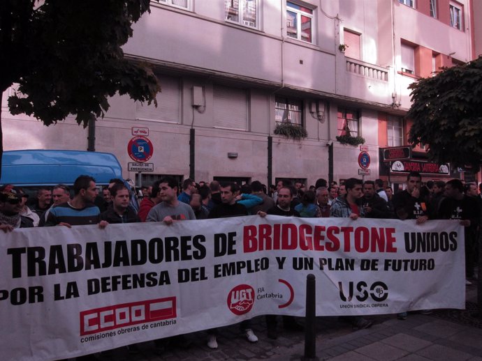 Concentración trabajadores Bridgestone ante el Gobierno 