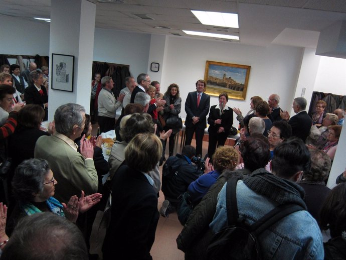 Visita del alcalde de Salamanca a la nueva sede de la asociación 'La Golondrina'