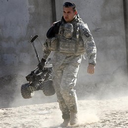 soldado de estados unidos en irak con robot